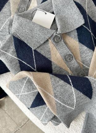 Женский укороченный свитер поло с ромбиками