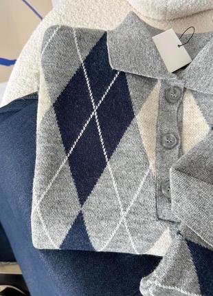 Женский укороченный свитер поло с ромбиками