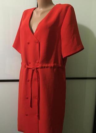 Красное платье на пуговицах