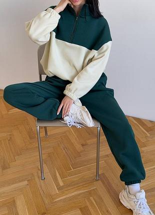 Комбінований спортивний костюм на флісі з кофтою з коміром з блискавкою з манжетами з затяжками по боках з штанами з кишенями низ на резинці