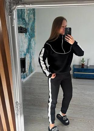 Теплый спортивный костюм с лампасами с кофтой с воротником с молнией с манжетами с брюками с карманами низ на резинке