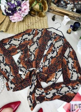 Коричнева блуза на зав’язках в зміїний принт boohoo