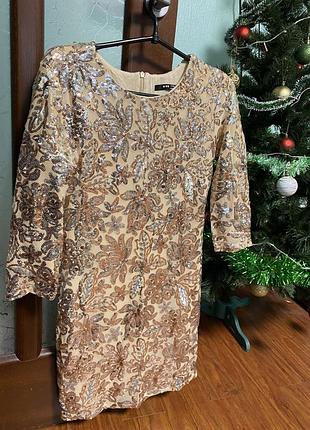 Чарівна бежева сукня вся розшита в паєтку срібно золоту.