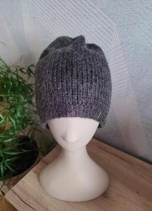 Красивая шерстяная шапка на утепление бини