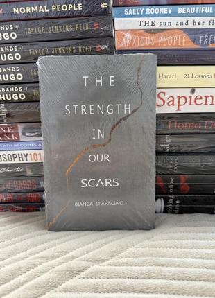Книга the strength in our scars bianca sparacino англійською мовою, мʼяка обкладинка