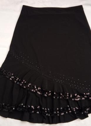 Юбка украшена бисером и пайетками
