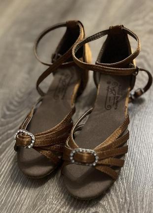 Новые бронзовые туфли для бальных танцев