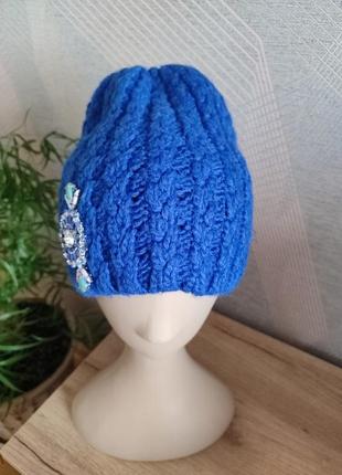 Красивая шапка с декором