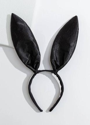 Черные атласные уши кролика