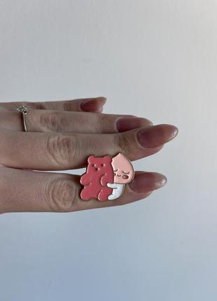 Пин значок металлический брошка персик с мишкой