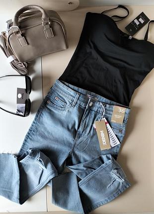 Джинсы женские, размер s, боди черные, очки, маленькая бежевая сумочка