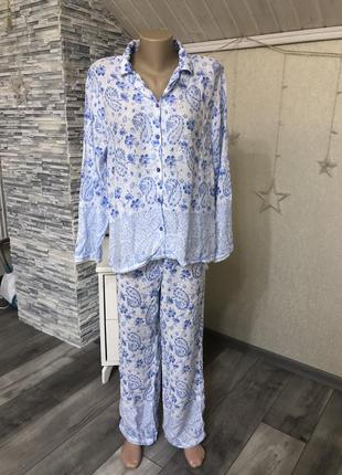 Жіноча піжама , розмір m-l,  біло -голубого кольору , цікавий принт , приємна на дотик