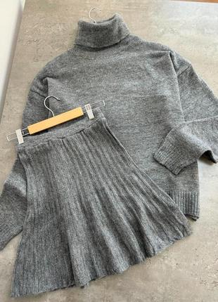 Теплый костюм с юбкой-гофре в стиле zara