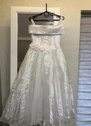 Платье для девочки, имеет фатин, открытые плечи, зади зашнуровывается, подойдет для выступа или вертепа