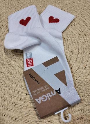 Шкарпетки жіночі білого кольору з серцем