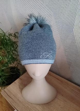 Красивая шапка с бубоном