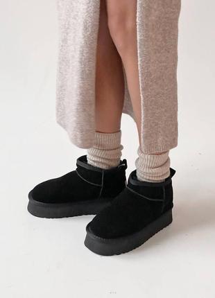 Черные ультра короткие угги из натуральной замши на высокой легкой платформе