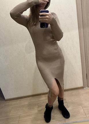 Платье с разрезом