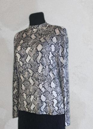 Лонгслив со змеиным принтом от jean pascale.