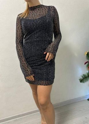 Платье в комбинации в сочетании с сеткой серебристой, создающей современный эффект