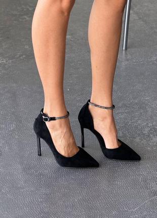 Туфлі на шпильці