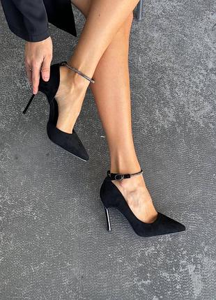 Туфлі на шпильці
