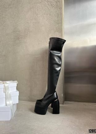 Черные ботфорты на высоком каблуке