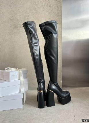 Черные ботфорты на высоком каблуке