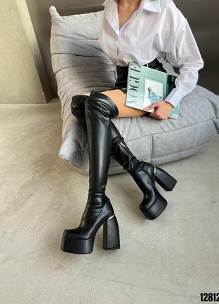 Черные ботфорты на высоком каблуке