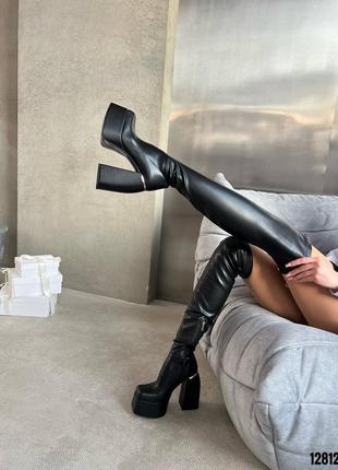 Черные ботфорты на высоком каблуке