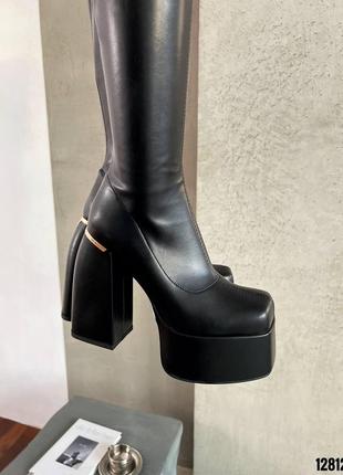Черные ботфорты на высоком каблуке