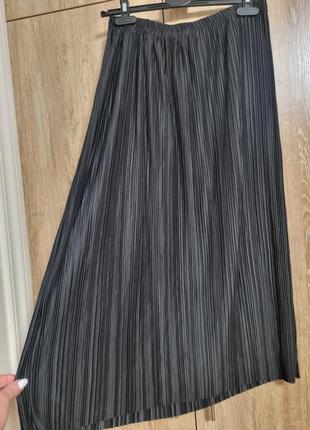 Длинная черная юбка бренда boohoo