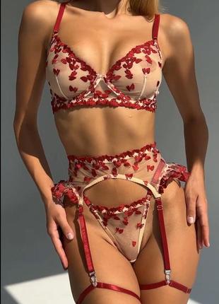 Мереживний комплект з поясом.