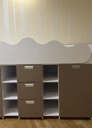 Детская кровать чердака с рабочей зоной