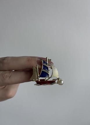 Металева брошка яхта катер  корабель