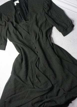 Черное платье в горох с накидкой