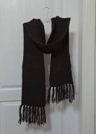Длинный шарф крупной вязки.