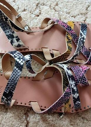 Босоніжки and/or