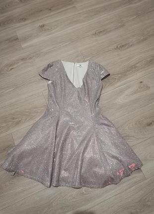Платье (блеск не сыпится) с глубоким декольте, короткая. снаружи без нюансов.