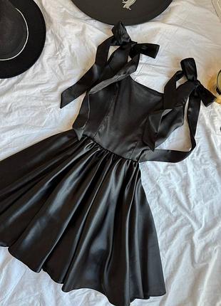 Сукня коротка однотонна на брителях вільного крою якісна стильна трендова чорна корсетна