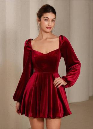 Бархатное яркое платье красного цвета