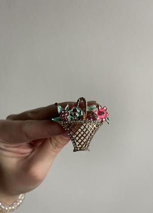 Металева брошка кошик квітів