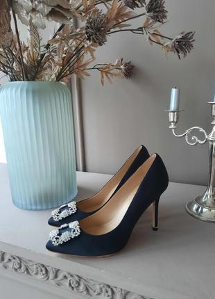 Святкові вечірні атласні чорні туфлі з брошкою