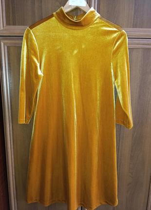 Бархатна золотиста сукня в ідеальному стані розмір 44-48 на обь'єм грудей 94-100, з-заду на гудзиках,пошив трапеція