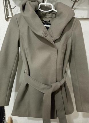 Приталене пальто з капуром