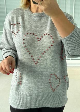 Серый свитер с вышивкой сердечка с стразами