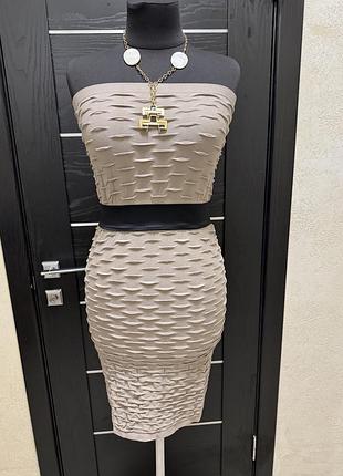 Платье резинка облегающее с открытыми плечами, силуэтное платье, вечернее, коктейльное платье