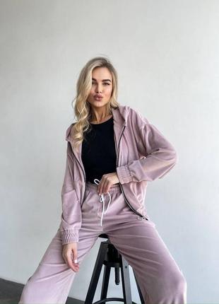 Велюровый спортивный костюм