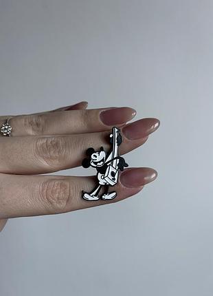 Пін значок металевий брошка чорно-білий мікі маус з гітарою