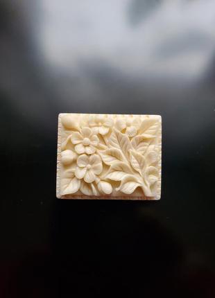 Резьблёная авторская брошь цветы